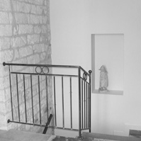 Cage d’escalier avec garde corps en ferronnerie.</p>