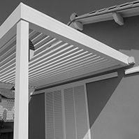 Pergola bioclimatique en alu à lames orientables et volets coulissants persiennés fermés</p>