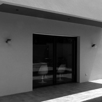 Porte à faux du volume de l’étage sur la terrasse du rez de chaussée. Piscine.<br />