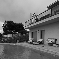 Piscine et terrasse en bois en contre-bas de la précédente<br />