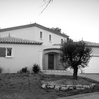 Villa traditionnelle. Une rang de génoise au RDC et deux rangs à l’étage. Encadrement des ouvertures. Castelnau le Lez  (34170).<br />