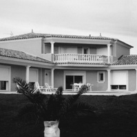 Villa traditionnelle forme en V. Toiture tuile 4 pentes avec corniche. Bâtiment central en R+1 avec balcon. Galerie couverte le long de la façade principale. Encadrement des ouvertures. Castelnau le Lez  (34170).<br />