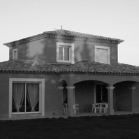 Villa traditionnelle. Etage central avec toiture 4 pentes. Toitures tuiles, deux rangs de génoise à l’étage et un rang eu rez de chaussée, encadrement des ouvertures, arcadres sur terrasse couverte. Castelnau le Lez  (34170).<br />