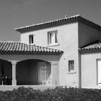 Villa traditionnelle. Etage avec toiture quatre pentes. RDC avec toiture tuile trois pente, deux rangs de génoise, arcadres sur terrasse couverte. Castelnau le Lez  (34170).<br />